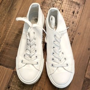 White lace up women’s sneakers size 7/37